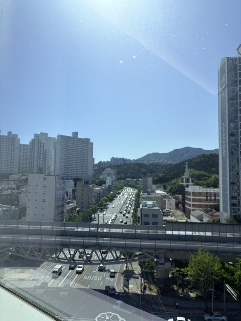 스크린룸 1번 방 창밖으로 보이는 하마정 교차로